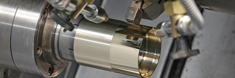 Diamantierprozess auf einer Drehmaschine: Das Diamantieren von Nichteisenmetallen ist die Dreh-/Fräsbearbeitung mit einem Diamanten. Sie erfordert ein besonderes Know-how im Unternehmen.