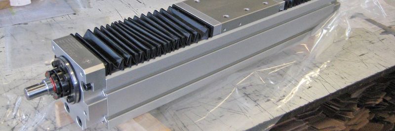 Schnell beim Kunden: Für Linearführungen wie das INA-Linearmodul mit Kugelgewindetrieb und Kugelumlaufführung Kuse 25 benötigt Ritter drei bis vier Wochen inklusive Test.