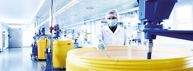 Ein Mitarbeiter setzt in der Produktion von Diasys eine Reagenz an.
