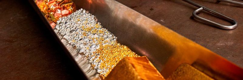 Cendres+Métaux SA beherrscht seit über 100 Jahren alle Kniffe im Umgang mit Edelmetallen wie Gold, Silber, Platin oder Titan – und braucht dafür auch eine Teilerichtmaschine.