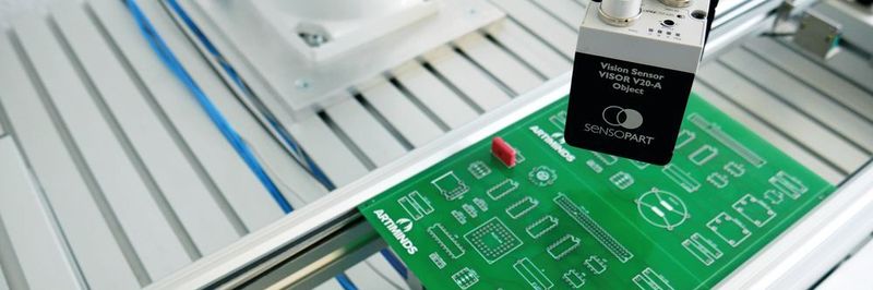 Ein Roboter bestückt selbst sensible Bauteile. Möglich macht dies ein Vision-Sensors der Reihe Visor von Sensopart und ein Kraft-Momenten-Sensors im Greifer.