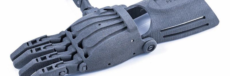 Mit einer Sintratec-Anlage hergestellte Mechanik für eine Kinderprothese. Da Kinder schnell wachsen, müssen solche Prothesen häufig gewechselt werden, was bei konventioneller Herstellung hohe Kosten verursachen würde.