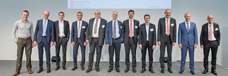 Die Referenten vereint: Reto Amstad (Siemens), Peter Burger (Lütze), Jonas Jeisy (Festo), Jean-Marc Collet (Stäubli), Sven Haindl (SMC), Piotr Myszkorowski (Sigmatek), Kay-Horst Dempewolf (Wittenstein), Roger Meier (Lenze), Hans Krattenmacher (SEW), Christian Landis (Schmalz) und Moderator Matthias Böhm.