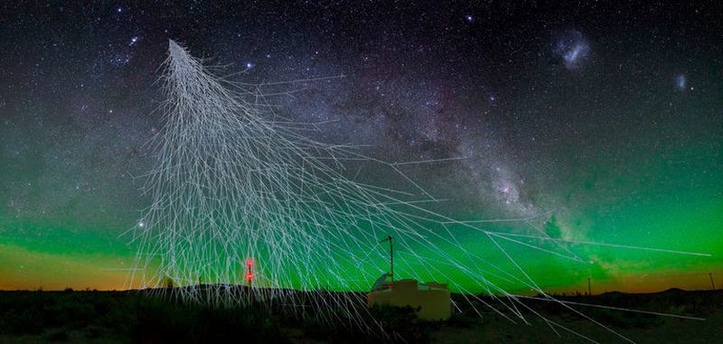Künstlerische Darstellung eines Schauers an Kosmischen Strahlen mittels eines Wasser-Cherenkov-Detektors des Pierre Auger Observatoriums in West-Argentinien.