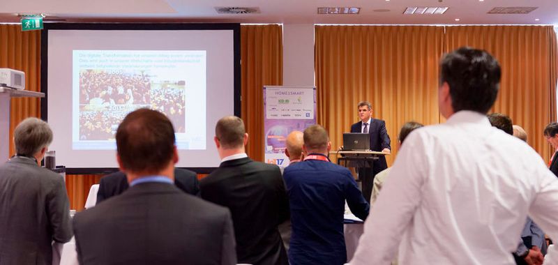 Keynote von Prof. Becker von der Hochschule Biberach, der auf den Energiewandel und die digitale Transformation im Gebäude einging.