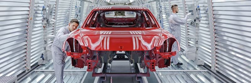 Bereits seit vielen Jahren unterstützen Panel-PCs Automobilhersteller bei der Dokumentierung der Fertigungsprozesse mithilfe einer digitalen Wagenbegleitkarte.