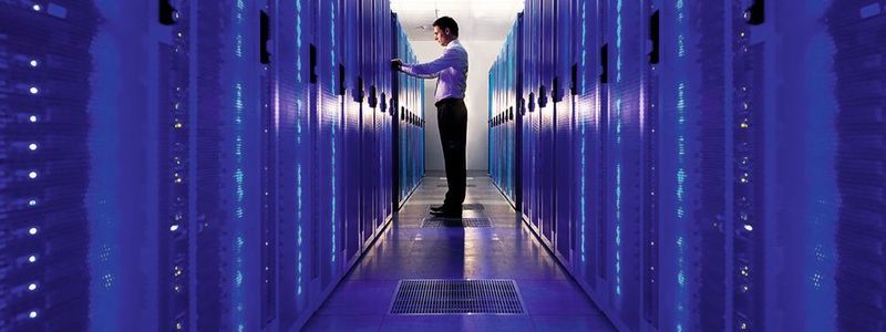 Blaues Licht sorgt für Harmonie - aber das meint Ralf Enderlin von Eaton nicht, wenn er über One-Stop-Shopping spricht und die wesentlichen Komponenten einer Datacenter-Infrastrukur beschreibt.