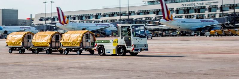 Der Gepäckschlepper mit Elektroantrieb transportiert am Stuttgarter Flughafen Gepäckstücke emissionsfrei von und zum Flugzeug.