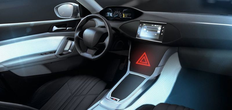 Gefahr in Verzug: Das transluzente Bezugsmaterial Acella Hylite ermöglicht spezielle Lichteffekte und sorgt mit seiner Eigenschaft für mehr Sicherheit im Straßenverkehr.