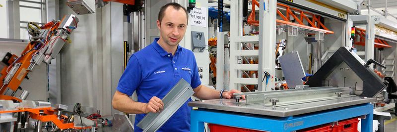Dank der mobilen Maxicut kann Montageexperte Christian Schächtele die PIK-Kanäle sauber und schnell direkt am Montageort konfektionieren: „Das spart Arbeitszeit und Beschaffungswege und sorgt für optimale Ergebnisse“, erklärt er.