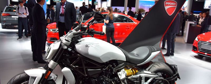 Einsam, aber nicht allein auf weiter Flur: Die Ducati X-Diavel auf dem Audi-Stand der IAA 2017.