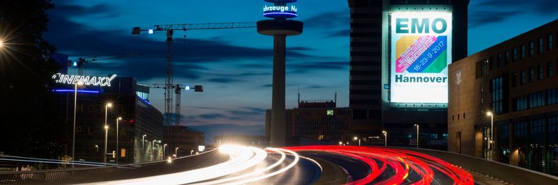 Laut Umfrage wollen die EMO-Besucher in den kommenden 24 Monaten mehr als 20 Mrd. Euro in Produktionstechnik investieren. Allein in der EMO-Woche wurden Verträge mit einem Volumen von 8 Mrd. Euro unter-zeichnet.