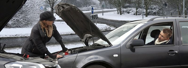 Der Stromverbrauch steigt, die Leistungsfähigkeit sinkt: Autobatterien werden in der kalten und feuchten Jahreszeit besonders gefordert.