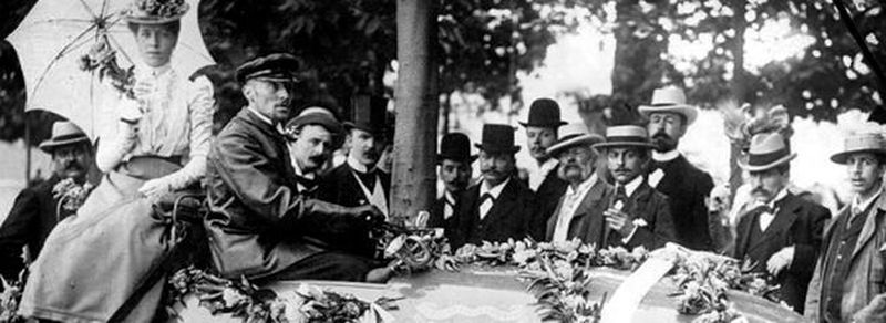 Durchbrach als erster mit einem Straßenfahrzeug die 100-km/h-Grenze: Camille Jenatzy in seinem elektrisch angetriebenen Rekordwagen La Jamais Contente bei der Siegesparade am 1. Mai 1899