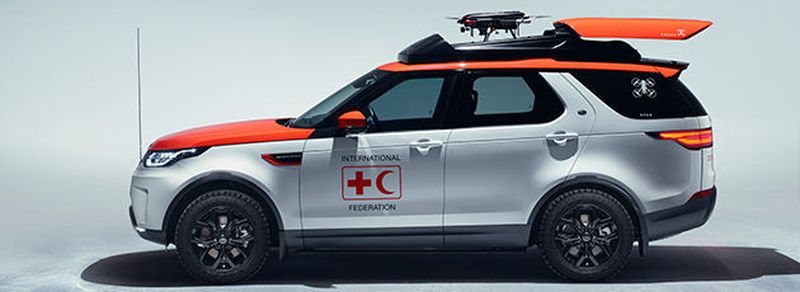 Auf dem Genfer Autosalon präsentiert Land Rover einen zum Spezialfahrzeug für Not- und Katastropheneinsätze umgebauten Land Rover Discovery mit einer Drohne an Bord.