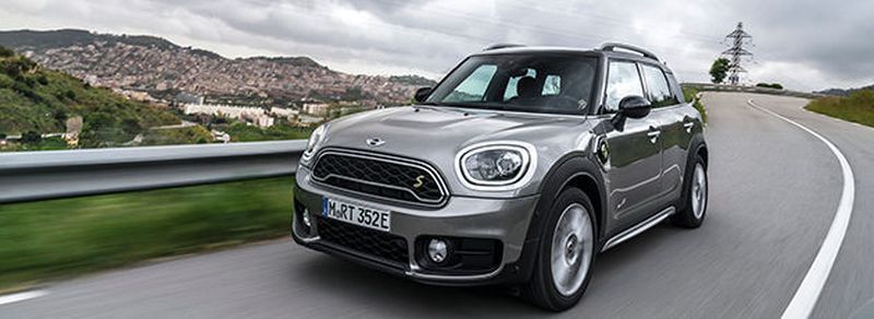 Der MINI Cooper S E Countryman ALL4 ist der erste Mini, bei dem ein Plug-in-Hybrid-Antrieb die Möglichkeit zu rein elektrischer und damit lokal emissionsfreier Mobilität eröffnet.