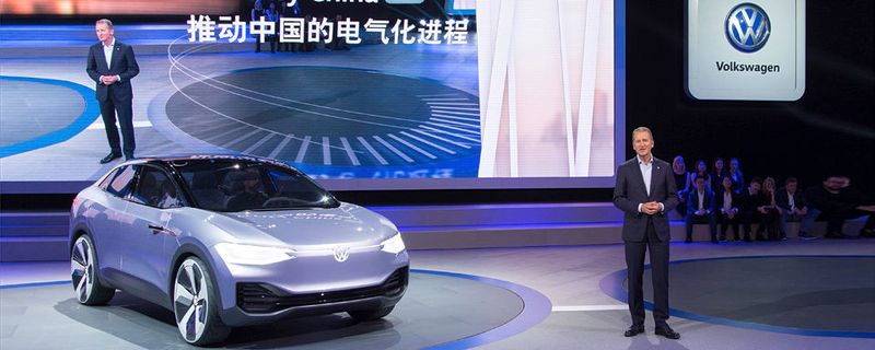 Auf der „Auto Shanghai 2017“ stellt der Volkswagen-Konzern drei Elektrofahrzeuge vor. Im Bild VW-Markenvorstand Dr. Herbert Diess mit dem Konzeptfahrzeug I.D. Crozz.