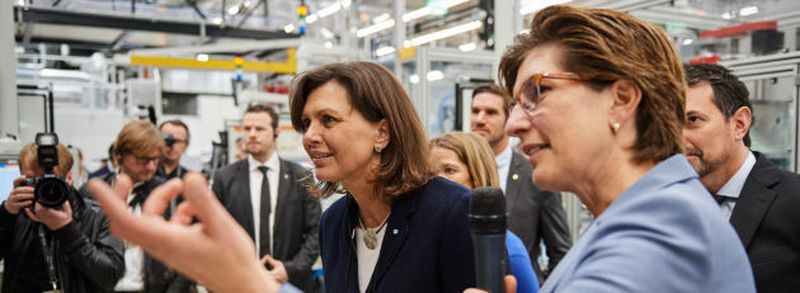 Ilka Horstmeier (rechts) erklärt Ilse Aigner Einzelheiten der Produktion von eDrive-Komponenten im Werk Dingolfing.