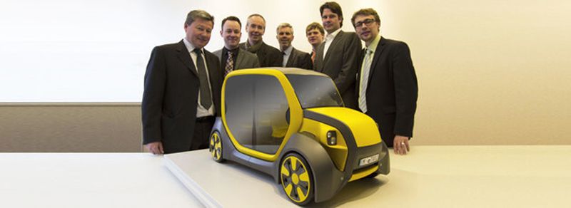 Die Vertreter der Konsortialpartner (v.l.): Helmut Haimerl (Steinbeis Verbund), Gunnar Balkow (BMZ Batterien-Montage-Zentrum GmbH), Prof. Peter Naumann (Naumann-Design), Paul Leibold (VISPIRON Carsync GmbH), Peter Schwanemann (Heinzmann GmbH & Co.KG), Robert Maier (Roding Automobile GmbH) und Falk Langer (Fraunhofer ESK).