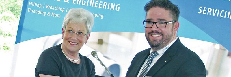 Mit der stellvertretenden Gouverneurin von Connecticut, Nancy Wyman, weihte Pascal Schiefer, geschäftsführender Gesellschafter der Leipold-Gruppe, die erweiterte Produktionshalle ein.