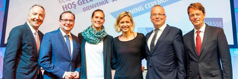 Die 19. Schweissen & Schneiden wurde feierlich eröffnet durch (v.l.n.r): Oliver P. Kuhrt, Geschäftsführer der Messe Essen; Thomas Kufen, Oberbürgermeister der Stadt Essen; Kira Walkenhorst, Olympiasiegerin-Beachvolleyball; Laura Ludwig, Olympiasiegerin-Beachvolleyball; Dr. Roland Boecking, DVS-Hauptgeschäftsführer und der Sportjournalist Rudi Cerne, Moderation.