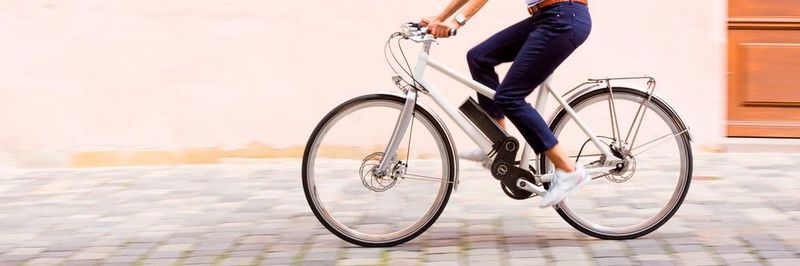 Mit dem Nachrüstsatz kann der Nutzer ein einfaches Fahrrad in ein E-Bike umwandeln.