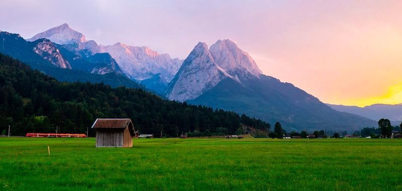 Am Fuße der Zugspitze zucken Blitze besonders häufig. Wissenschaftler des Karlsruher Instituts für Technologie (KIT) haben Daten von Gewittern ausgewertet und in der Fachzeitschrift Natural Hazards and Earth System Sciences veröffentlicht.