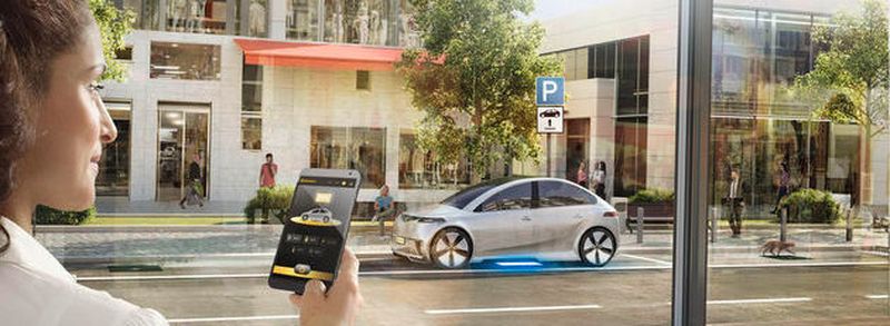 Während der Annäherung an einen Parkplatz mit läuft automatisch die Anmeldekommunikation zwischen Fahrzeug und Ladestation. Eine Mensch-Maschine-Schnittstelle zeigt dem Fahrer, wann die richtige Position erreicht ist und der Ladevorgang beginnt.