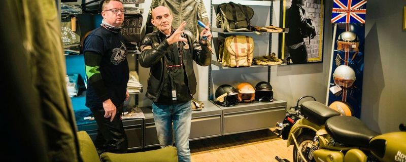 Royal-Enfield-Flagship-Store Wien: Inhaber Heribert Michlmayer (re.) und Uwe Maciejonczyk, Regional Manager Central & Eastern Europe bei Royal Enfield.