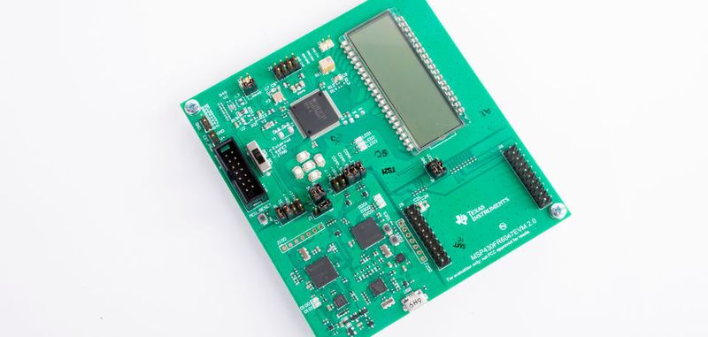 Der neue MSP420FR6047 vereinfacht aufgrund seiner hohen Integrationsdichte die Entwicklung von intelligenten Wasserzählern wesentlich. Das zugehörige Evaluationsmodul (im Bild) erlaubt den Anschluss von bis zu zwei Ultraschall-Sensoren und die Analyse des Stromverbrauchs.