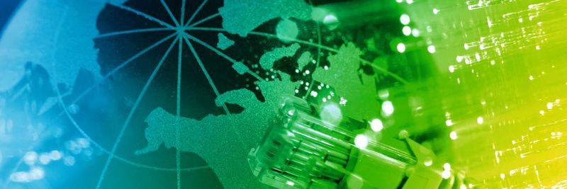 Schneider Electric hat für alle Geschäftsbereiche eine Lösungsarchitektur geschaffen, die vernetzte Geräte, eine Edge-Schicht und eine Cloud-Schicht umfasst.
