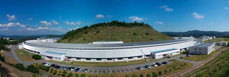 SPring-8 (Super Photon ring-8 GeV) ist ein Synchrotron im Harima Science Park in der japanischen Präfektur Hyōgo. Das Projekt gehört zu den Refernzen von der AT+C EDV GmbH.