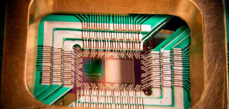 Ein vom Untenehmen D-Wave vorgestellter, dedizierte Chip für einen Quantencomputer. Da Quantenrechner mit Qubits statt mit den herkömmlichen bekannten Bits arbeiten, sind grundlegend neue Ansätze für die Programmierung dieser Systeme nötig. Microsoft möchte diese Notwendigkeit adressieren und arbeitet daher an einer dedizierten Quantencomputer-Programmiersprache.