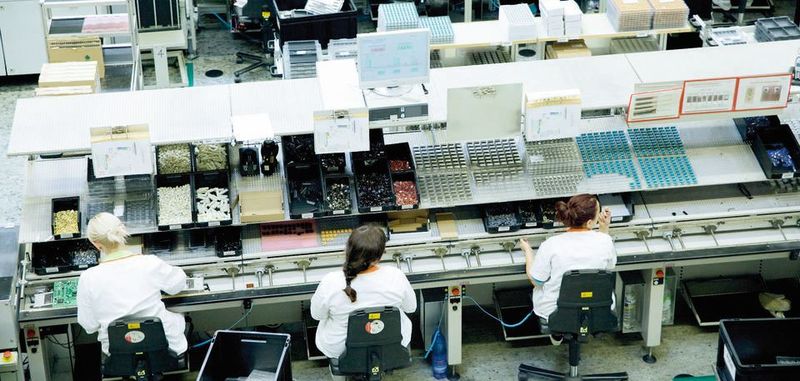 Papierlose Fertigung: Auf einem Display erhält jeder einzelne Mitarbeiter die Information, die er für den nächsten Arbeitsschritt gerade benötigt.