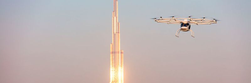 Im Lufttaxi über Dubai – die Vereinigten Arabischen Emirate wollen ab Ende 2017 den Testbetrieb für das erste Lufttaxi mit dem Volocopter starten.