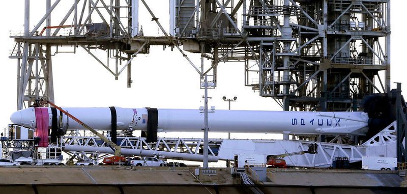 Startvorbereitungen für eine Rakete vom Typ Falcon 9 der privaten Raumfahrtgesellschaft SpaceX. Elon Musk, CEO von Tesla und SpaceX, möchte innerhalb der nächsten 7 Jahre Menschen zum Mars schicken.