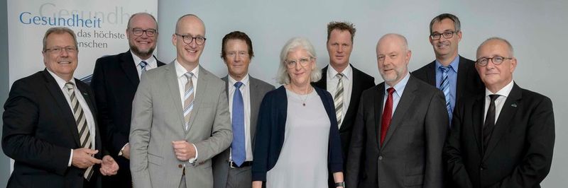 Der neue Vorstand des Spectaris-Fachverbandes Medizintechnik, gewählt am 28. September 2017 in Berlin (v.l.n.r.): Hans-Peter Welsch (Aesculap), Thorsten Weide (Drägerwerk), Dr. Martin Leonhard (Karl Storz)/ Vorsitzender, Dr. Steffen Gebauer (Melag), Louise Meiners (Bon Optic), André Schulte (Weinmann EMT), Hubertus Lasthaus (VitalAire), Marcus Kuhlmann (Spectaris), Ralf Wiedemann (Stiegelmeyer) / nicht dabei sein konnten: Norbert Aumann (Ottobock), Michael Koller (MMM), Ludolf Schmitz (Schmitz & Söhne).