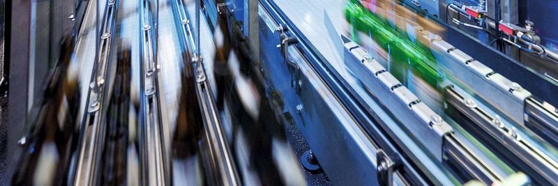 Blocan-Schwerlastprofile aus Aluminium und RK Duoline-Lineareinheiten bilden die Handlingportale einer Leergutsortieranlage.