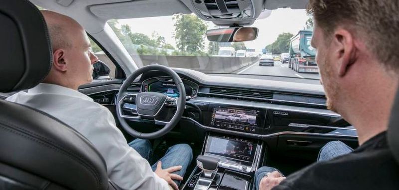 Bei aktiviertem Audi AI Staupilot sind Tätigkeiten, die das Fahrzeug unterstützt, ausdrücklich erlaubt. Dazu gehört zum Beispiel Bord-Fernsehen.