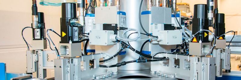 Das Unternehmen ME-Quadrat (ME2) aus Root in der Schweiz ist spezialisiert auf Prüfmitteltechnik. Eine Testanlage für Werkstoffe mit optoelektrischen Funktionen wird angetrieben von dezentralen Servoreglern der Kollmorgen-Reihe AKD-N. Für die unterschiedlichen Messverfahren durchlaufen die Werkstoffe über einen Drehtisch sechs Teststationen.