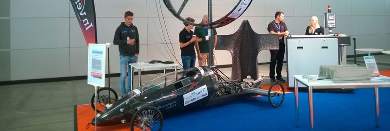 Studenten des Teams InVentus der Uni Stuttgart (Institut für Flugzeugbau) präsentierten ihr VentoMobil. Dieses Gegenwindfahrzeug, das zum größten Teil aus Composites besteht, wird zu 100 % durch Wind angetrieben und kann Geschwindigkeiten bis zu 80 % der Windgeschwindigkeit erreichen.