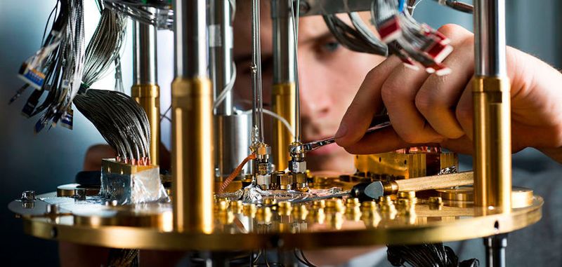 Wissenschaft und Computerindustrie setzen große Hoffnungen auf ihn: den Quantencomputer. Doch wie funktioniert er? Und wie weit ist er wirklich?