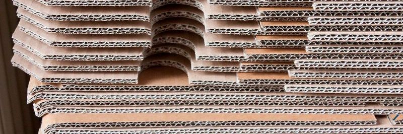 Laut VDW gerät die Wellpappenindustrie zunehmend unter Druck. Der Grund: Zunehmende Rohstoffknappheit peitscht die Preise für Rohpapier in die Höhe.