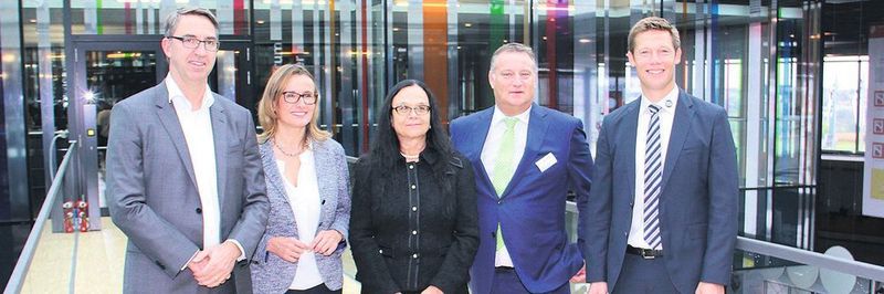 Feierliche Eröffnung der Motek 2017 (von links): Dr. Till Reuter, Vorstandsvorsitzender der Kuka AG, Staatssekretärin Katrin Schütz, Bettina Schall, Geschäftsführerin des Messeveranstalters P. E. Schall, Patrick Vandenrhijn, Geschäftsführer bei bdtronic, und Uwe Weiss, Geschäftsführer der Weiss GmbH.