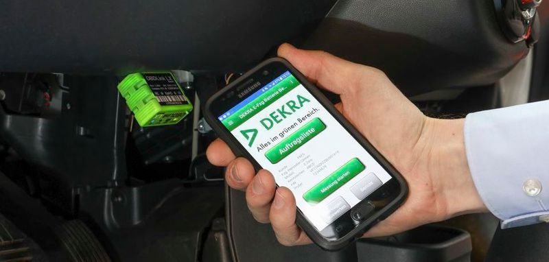 „Mit unserem Diagnoseverfahren können wir während einer kurzen Probefahrt, wenn die Batterie unter Last steht, ihren Zustand ermitteln“, so Andreas Richter aus dem DEKRA Competence Center Elektromobilität.