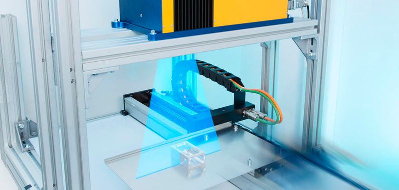 Das bildgebende Inline-Messsystem F-Scanner untersucht Bauteile während der Fertigung punktgenau auf Verschmutzungen.