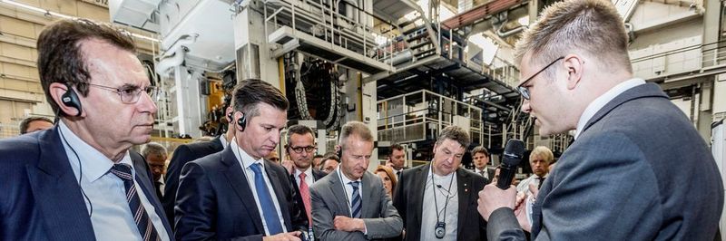 Neuer Chef der Konzernsparte „Komponente“ wird Thomas Schmall (2. v. li.), hier eingerahmt von Dr. Karlheinz Blessing, Vorstand des Geschäftsbereichs Personal und Organisation (li.) und Dr. Herbert Diess (3. v. li.), Vorsitzender des Markenvorstands Volkswagen Pkw.