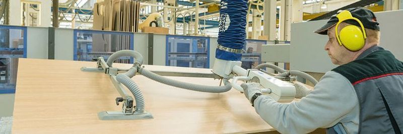 Zur Beladung der Nestingmaschinen nutzt Capron den Vakuum-Schlauchheber JumboErgo.