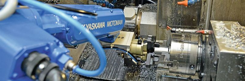 Automatische Beschickung einer Gegenspindel-Drehmaschine mit Motoman-Roboter bei der Framo Morat GmbH.