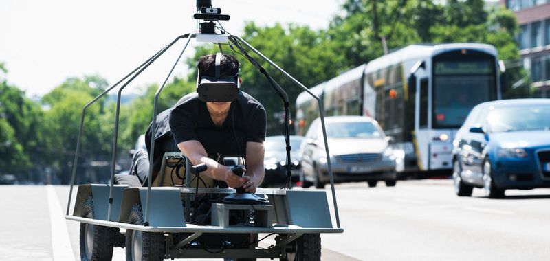 Das Fahrzeug wird mit Hilfe eines VR-Headset gesteuert, das durch dreidimensionales Mapping und Objekterkennung den Fahrer dabei unterstützt, zu navigieren. Der Mensch nimmt sozusagen die Rolle des selbstfahrenden Autos ein.